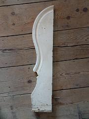 Geschweifter Treppenpfosten, Tanne, weiß gestrichen, L ca. 97,5cm, Querschnitt 19 x 5,5cm