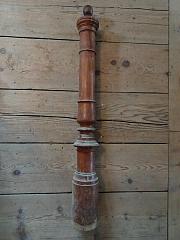 Großer gedrechselter Treppenpfosten aus Erlenholz, birnbaumfarben, L 115cm, Ø 12/14cm