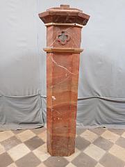 Halbhohe Holzsäule, achteckig, mit Marmorimitation bemalt, Querschnitt 27x27cm, ca.123cm hoch