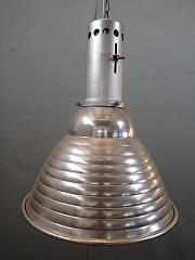 Hängeleuchten mit gewelltem Aluminiumschirm, Höhe 45cm, Ø 36cm