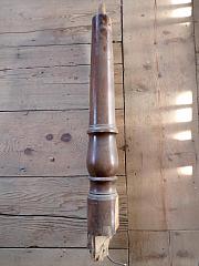 Treppenpfosten aus Erlenholz, nussbaumfarben, rund gedrechselt, L 85cm, Ø 12,5 cm