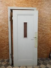 Zimmertür mit Umfassungszarge und kleinem Glaseinsatz, DIN links, ca. B 86,5 x H 206,5 m