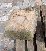 Steinsockel, Steinwürfel, Natursteinquader, ca. B 40 x T 40 x H 32