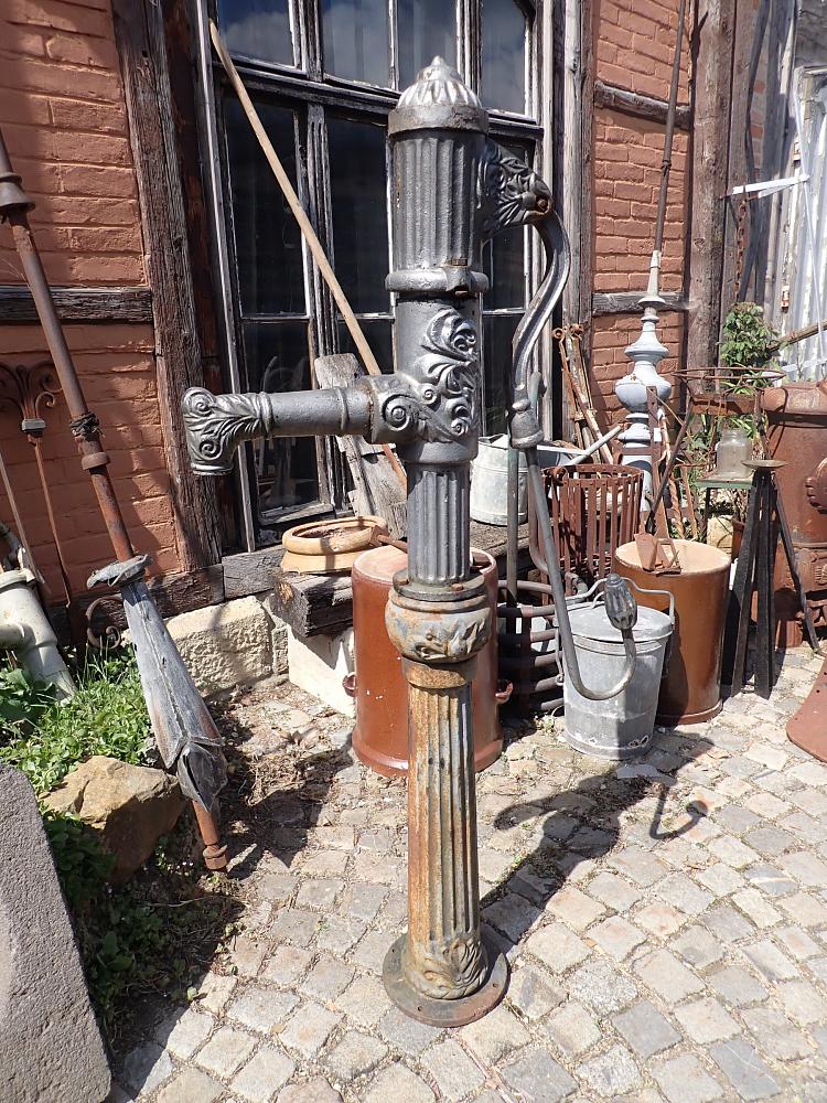 Große, gusseiserne Schwengelpumpe, Brunnensäule, H ca. 2m - 1.800,- €  Artikelnr.1459