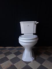 Toilette mit aufgesetztem Spülkasten von "Lefroy Brooks"