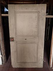 Zimmertür mit Kassettenfüllungen und geschmiedeten Bändern, DIN rechts, B 87,5 x H 167 cm