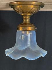 Jugendstil Deckenleuchte mit blau schimmerndem Glaskelch, ca. H 18 cm