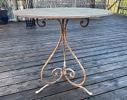 Runder Gartentisch mit viel Charme und Patina, ca. Ø 77 cm, H 79 cm