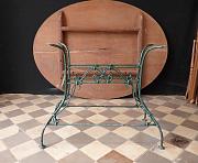 Tisch mit ovaler Platte und schmiedeeisernem Gestell, ca. L 164 x B 119 x H 72,5 cm