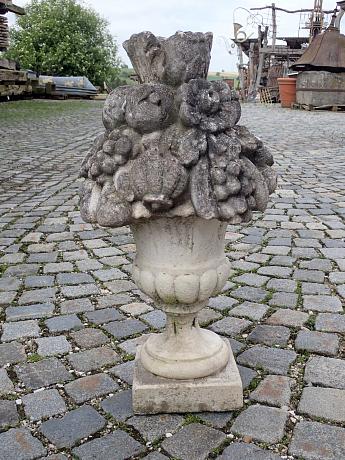 Steingussstatue mit Blumen - Obstkorb ArtNr.2281