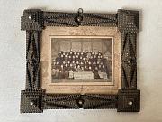 Antiker Tramp Art Bilderrahmen mit Klassenfoto aus dem 19. Jahrhundert