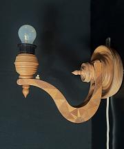 Gedrechselte Wandleuchte mit Intarsien, ca. H 24 cm, T 31 cm